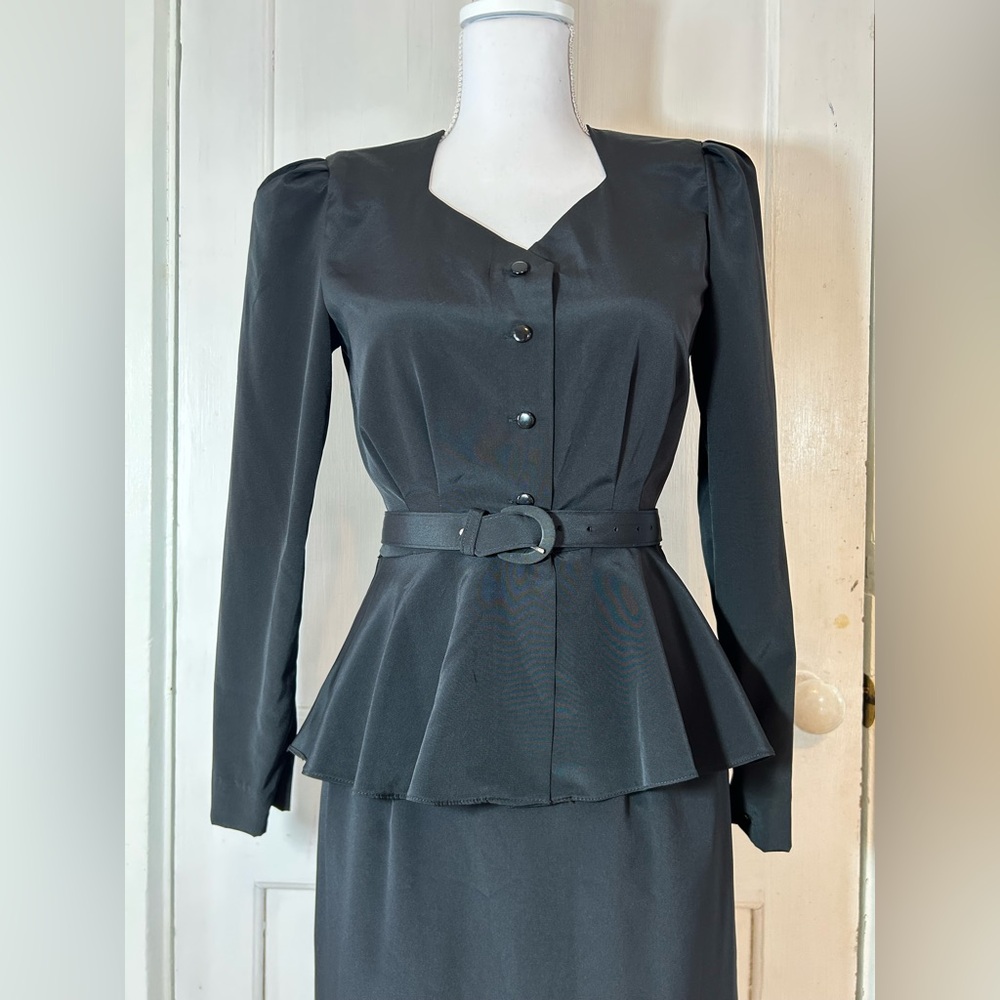 Vintage 1980’s Liz Claiborne Black Suit with Belt size 4 Petite EUC - Picture 2 of 15
